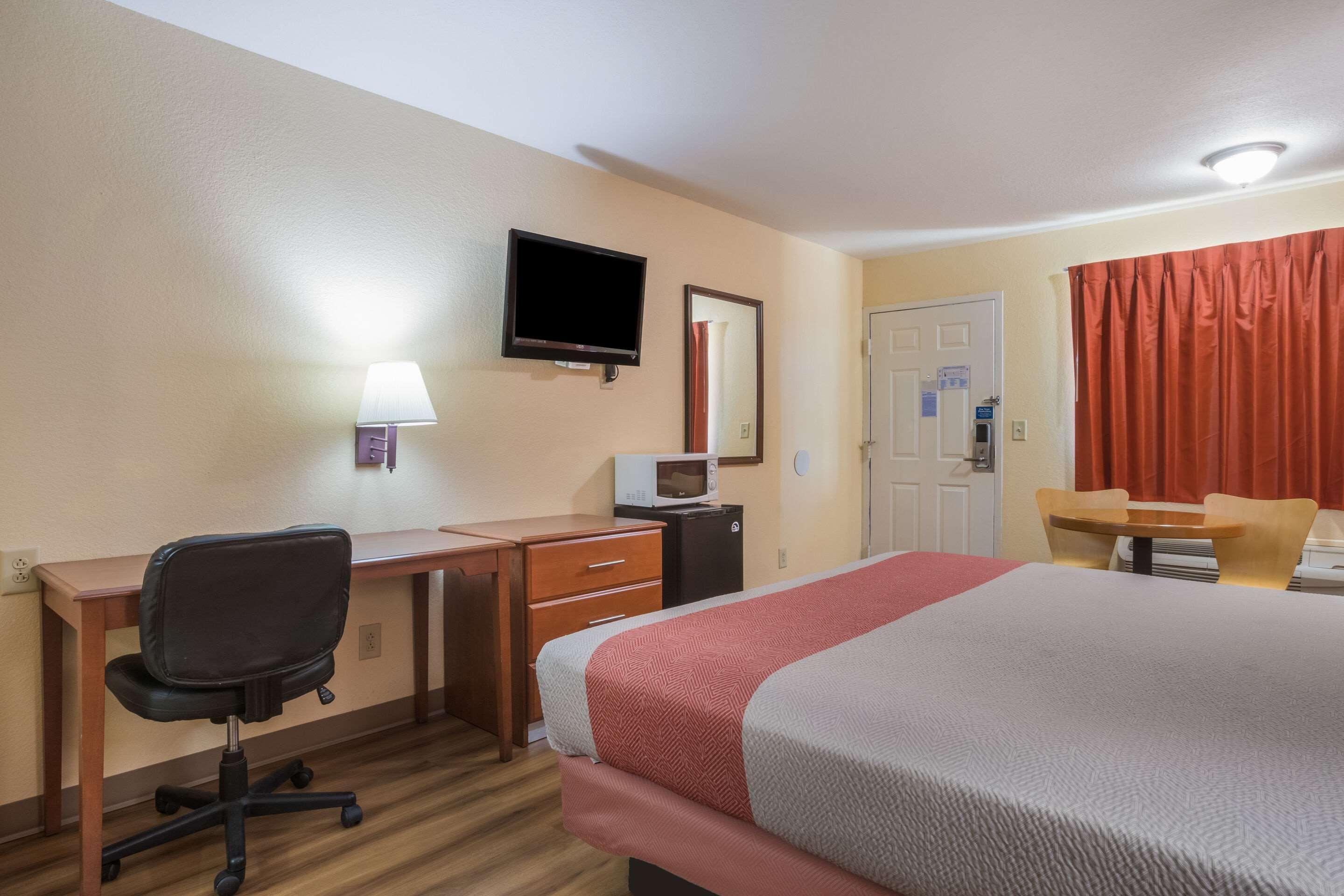 Rodeway Inn & Suites Macon Exterior photo