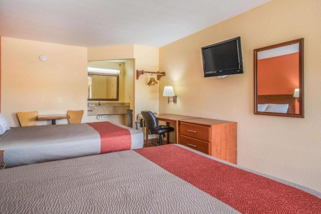 Rodeway Inn & Suites Macon Exterior photo